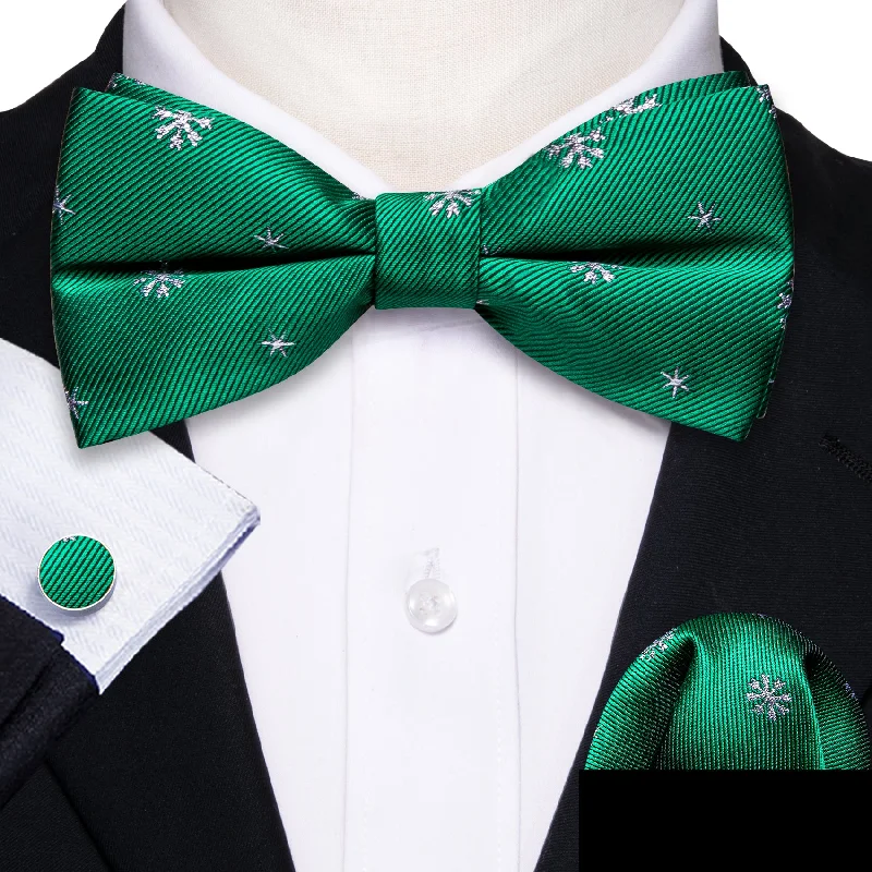 men's tie essentials-Christmas Green Snow Floral Men's Pre-tied Bowtie Pocket Square Cufflinks Set